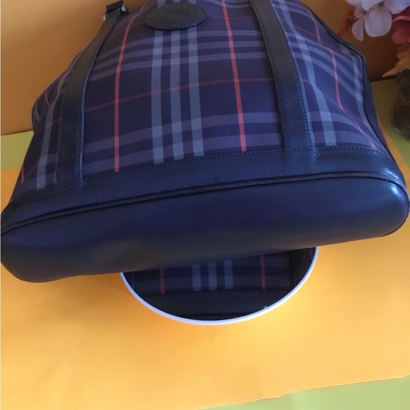 Burberry shoulder bag in excellent use condition 14x14 - Picture 6 of 11